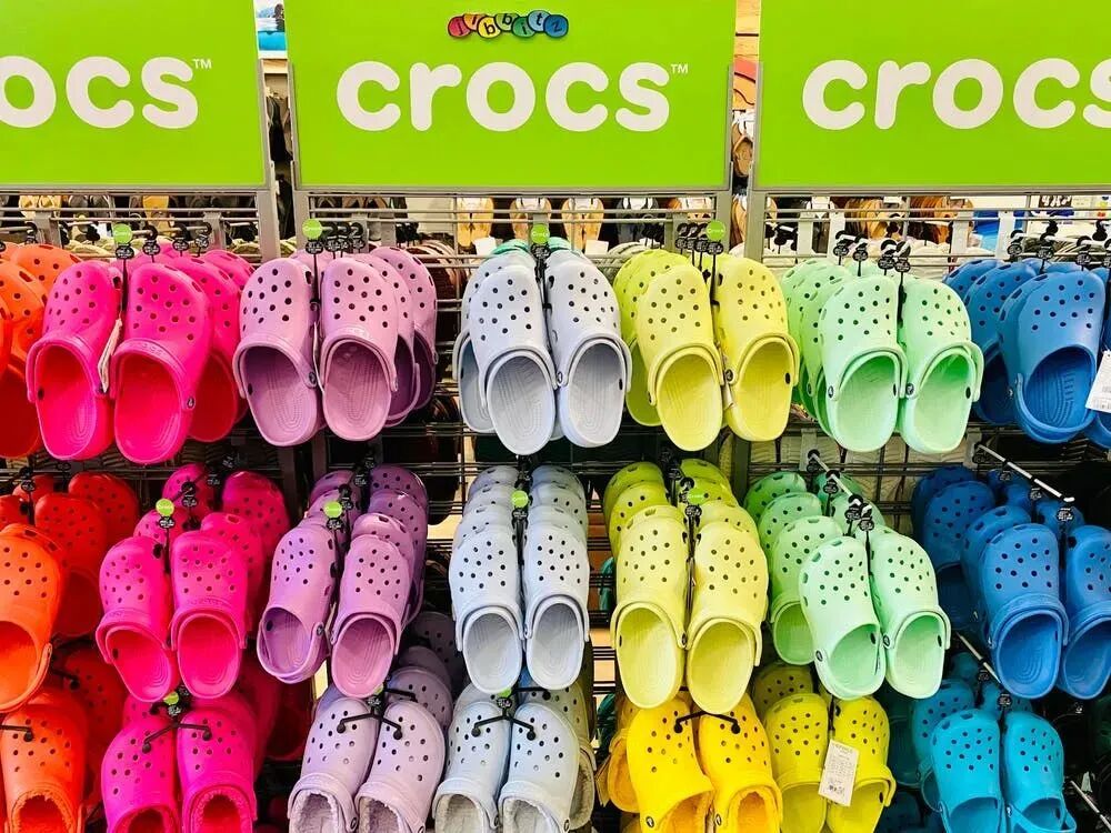 洞鞋不香了？Crocs 去年净亏 8120 万美元！